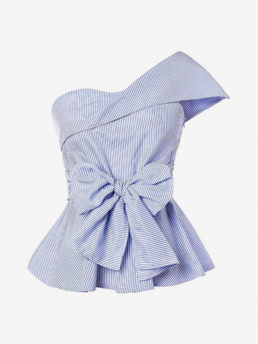 Blusa pelpum de rayas con un hombro descubierto y cinturón 