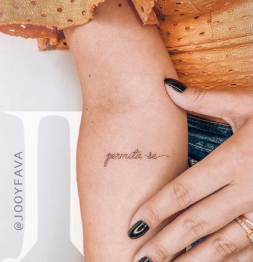 Tatuagem com a frase “Permita-se”