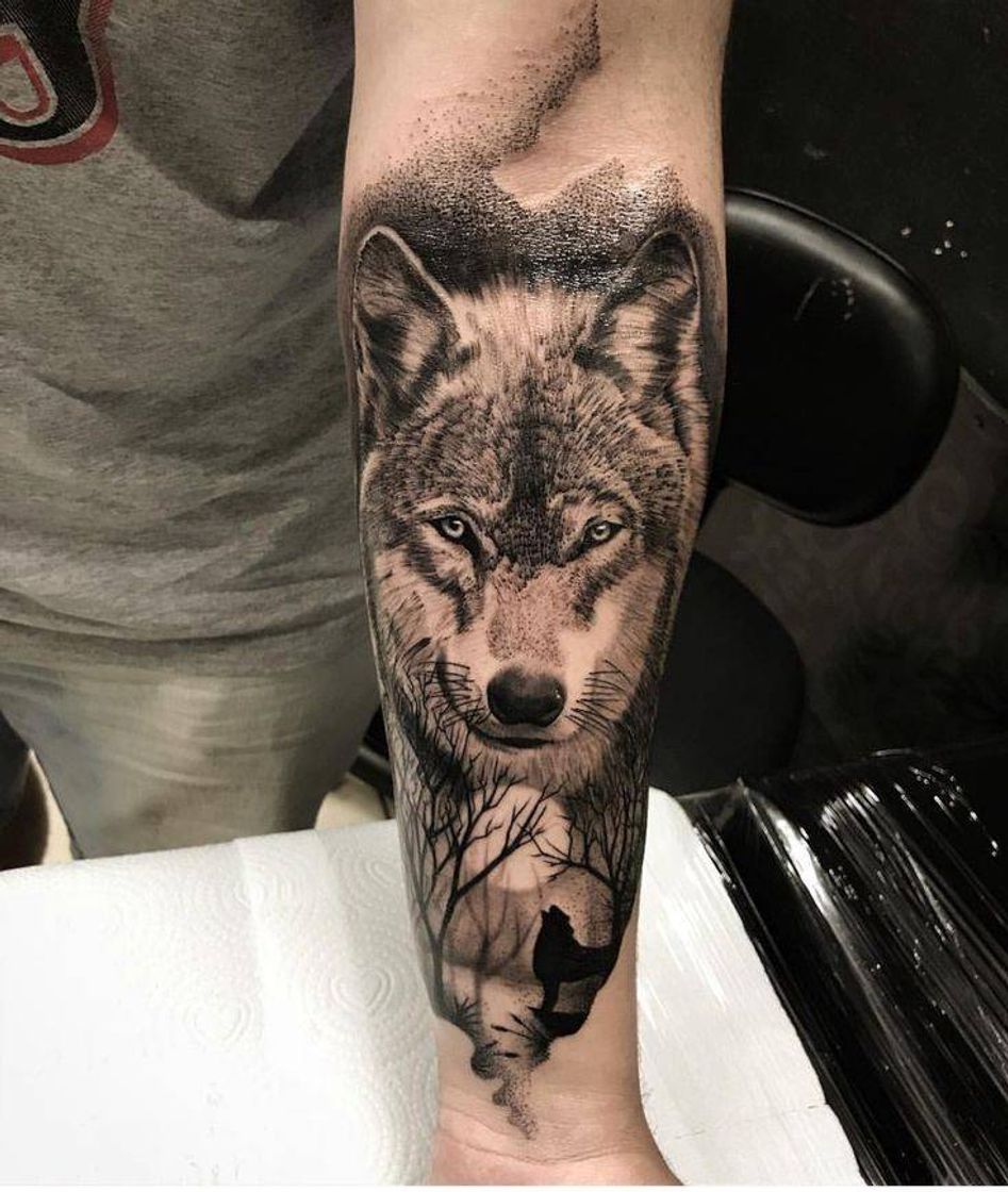 Fashion Tatuagem no antebraço para quem gosta de lobos.