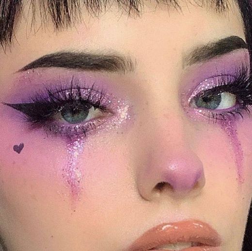 Maquiagem e-girl roxa com glitter