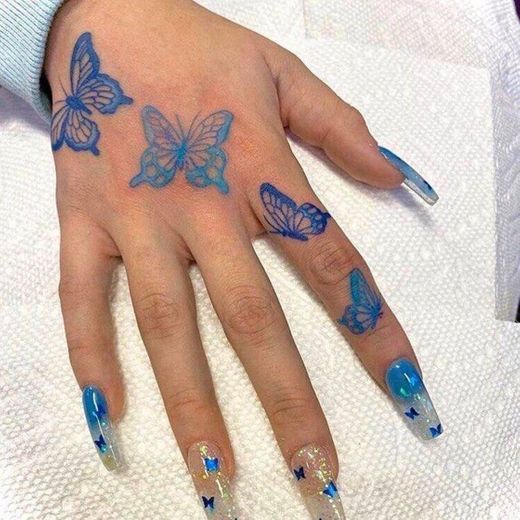 Tatuagem conceitual azul de borboletas