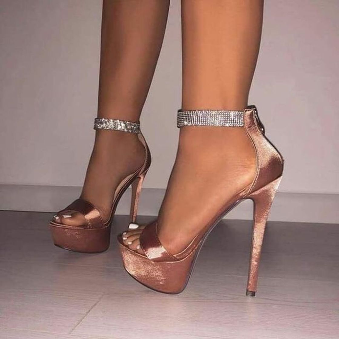 Fashion Salto perfeito  para arrumar um velho rico✨