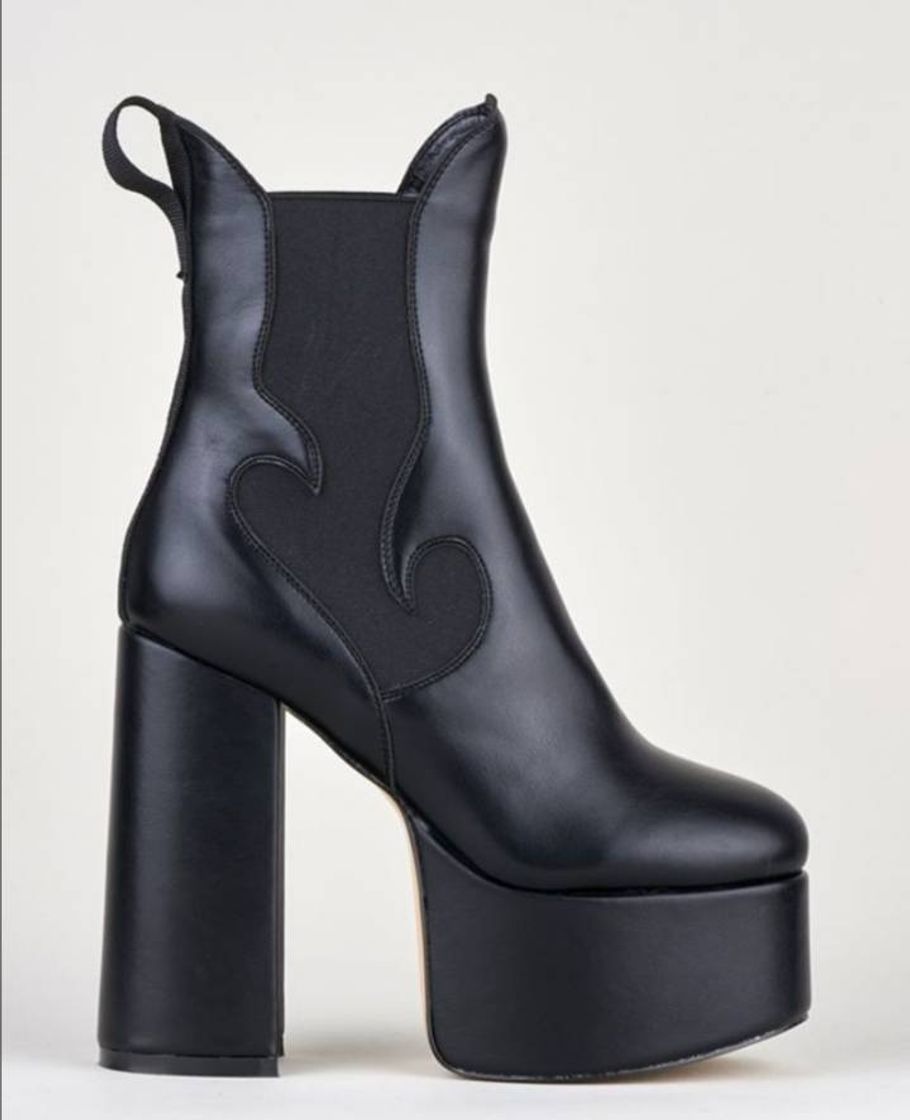 BLACK BOOTS  