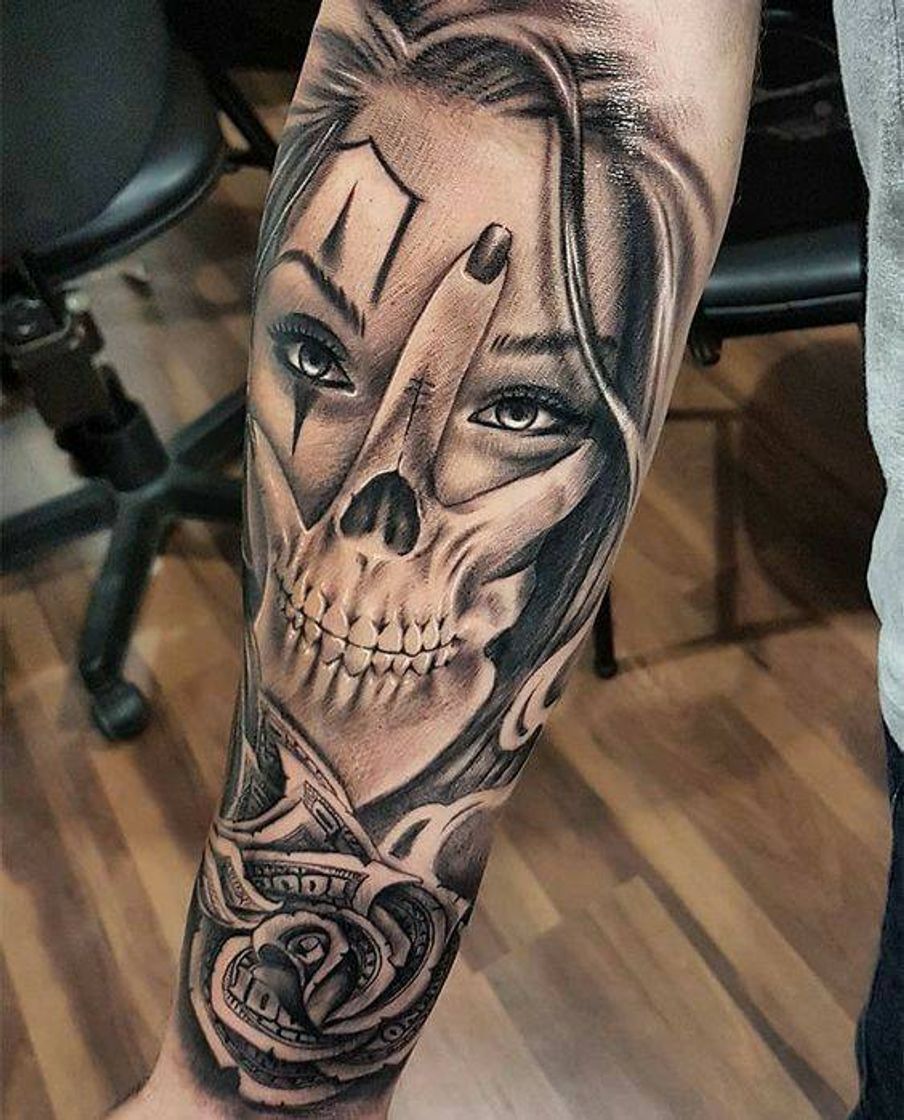 Essa  é para os fortes, tattoo mulher com mão de caveira!!!