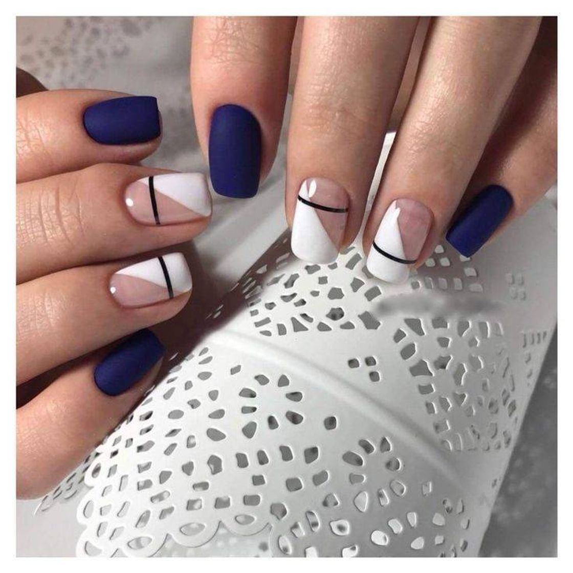 Moda Uñas azules y blancas