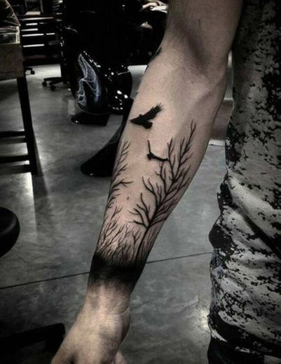 Tatuaje en el antebrazo de un bosque