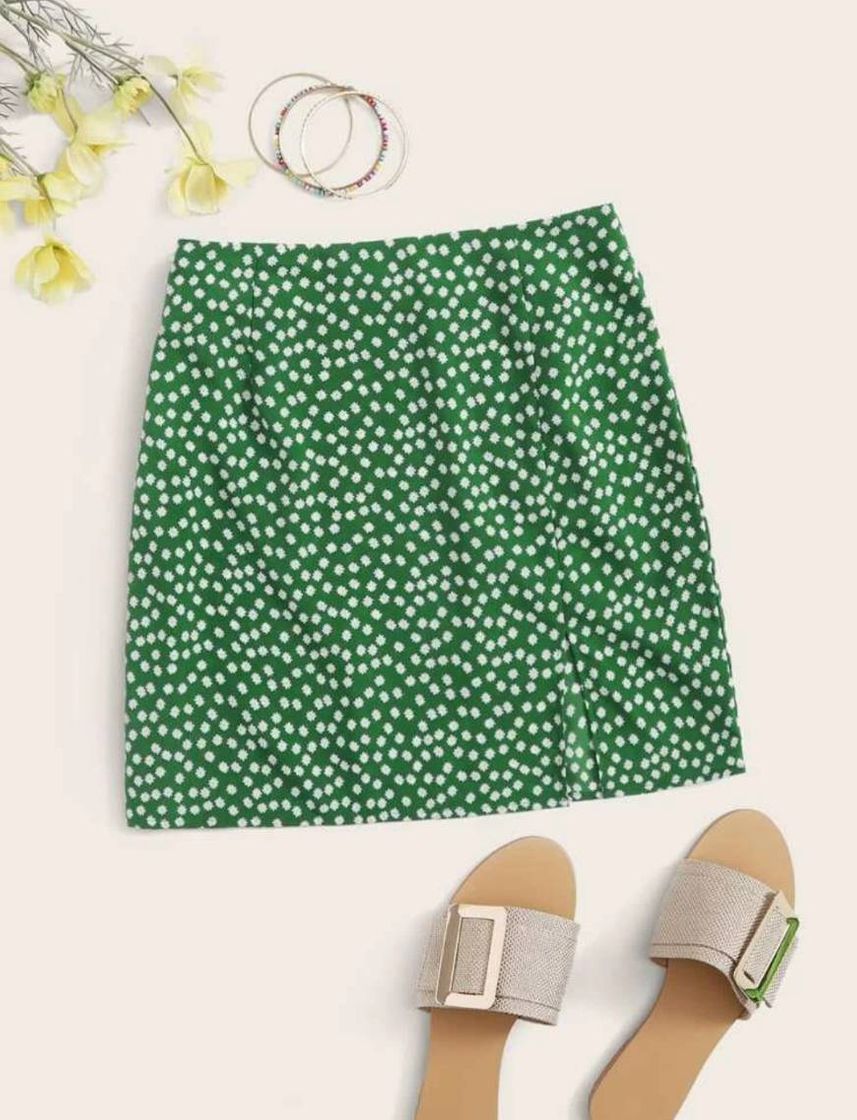 Moda Falda verde con estampado de margaritas.