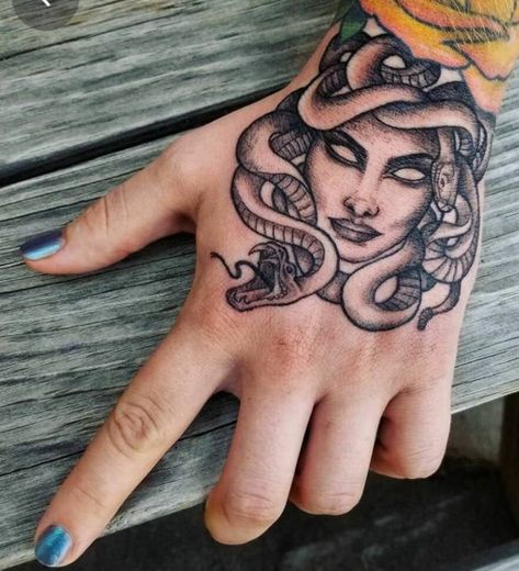 Tatuaje medusa en la mano