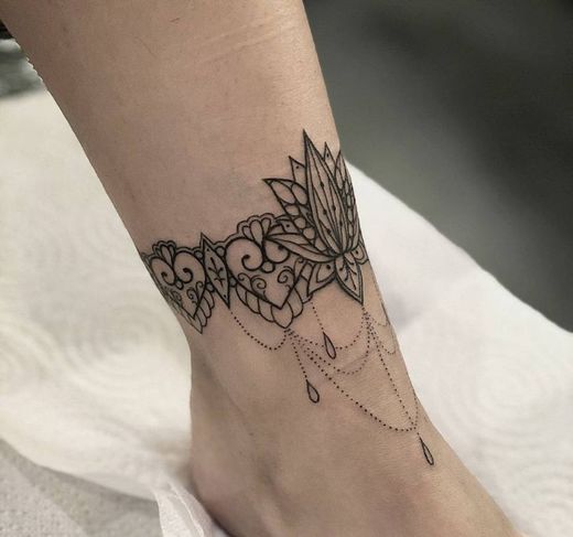 Tatuaje tobillera flor de loto y corazones