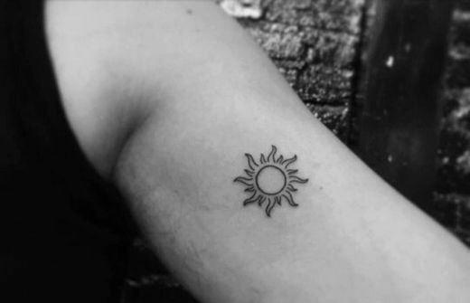 Tatuaje sol brazo