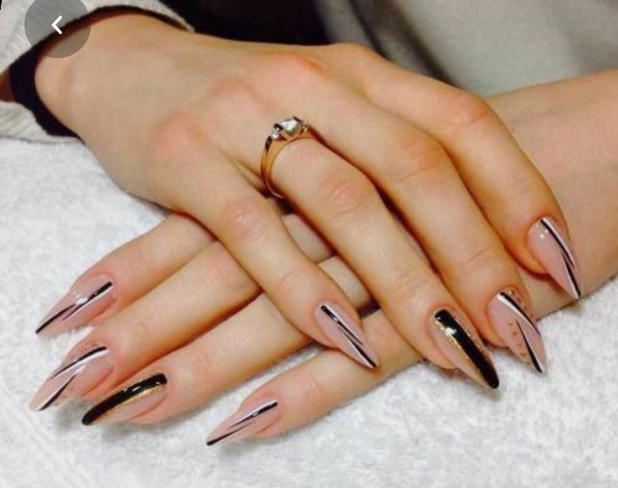 Fashion Uñas diseño nude con negro y blanco