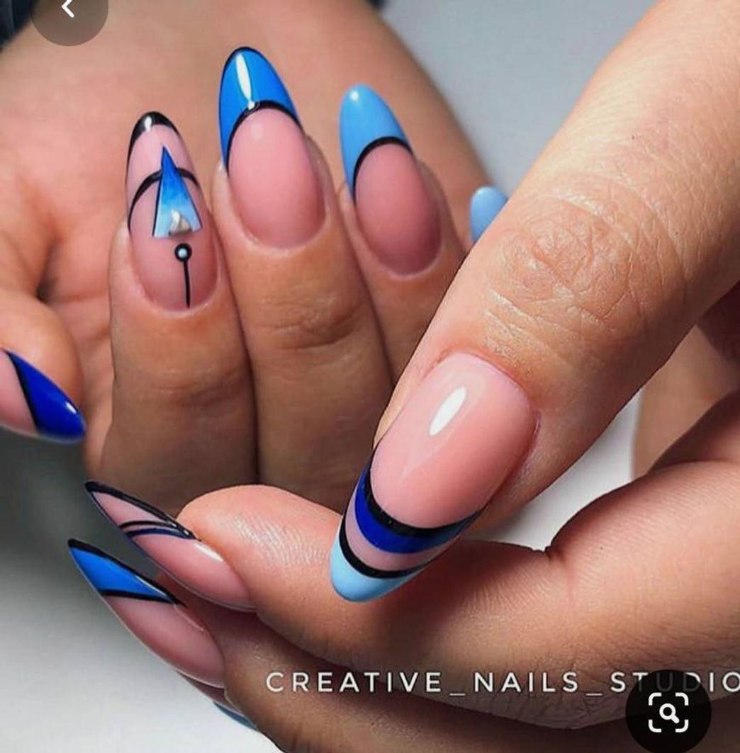 Fashion Uñas diseño geométrico nude y azul