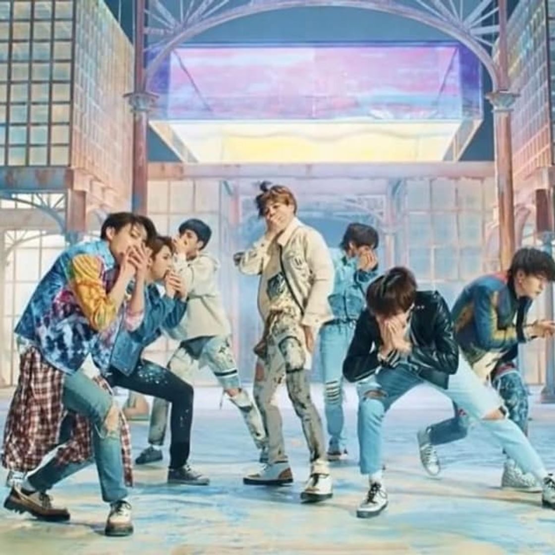 Music FAKE LOVE (BTS)