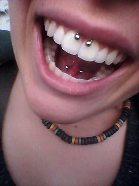 Social Piercing no smile e na língua 