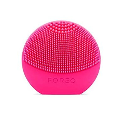 Social LUNA Play Plus de FOREO es el cepillo facial recargable de silicona, Fuchsia. Con pilas recambiables y resistente al agua
