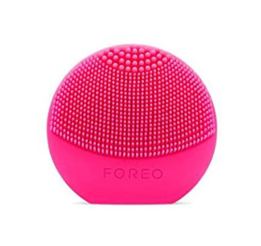 LUNA Play Plus de FOREO es el cepillo facial recargable de silicona, Fuchsia. Con pilas recambiables y resistente al agua