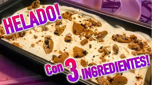 Helado cremoso de vainilla con galletas. 