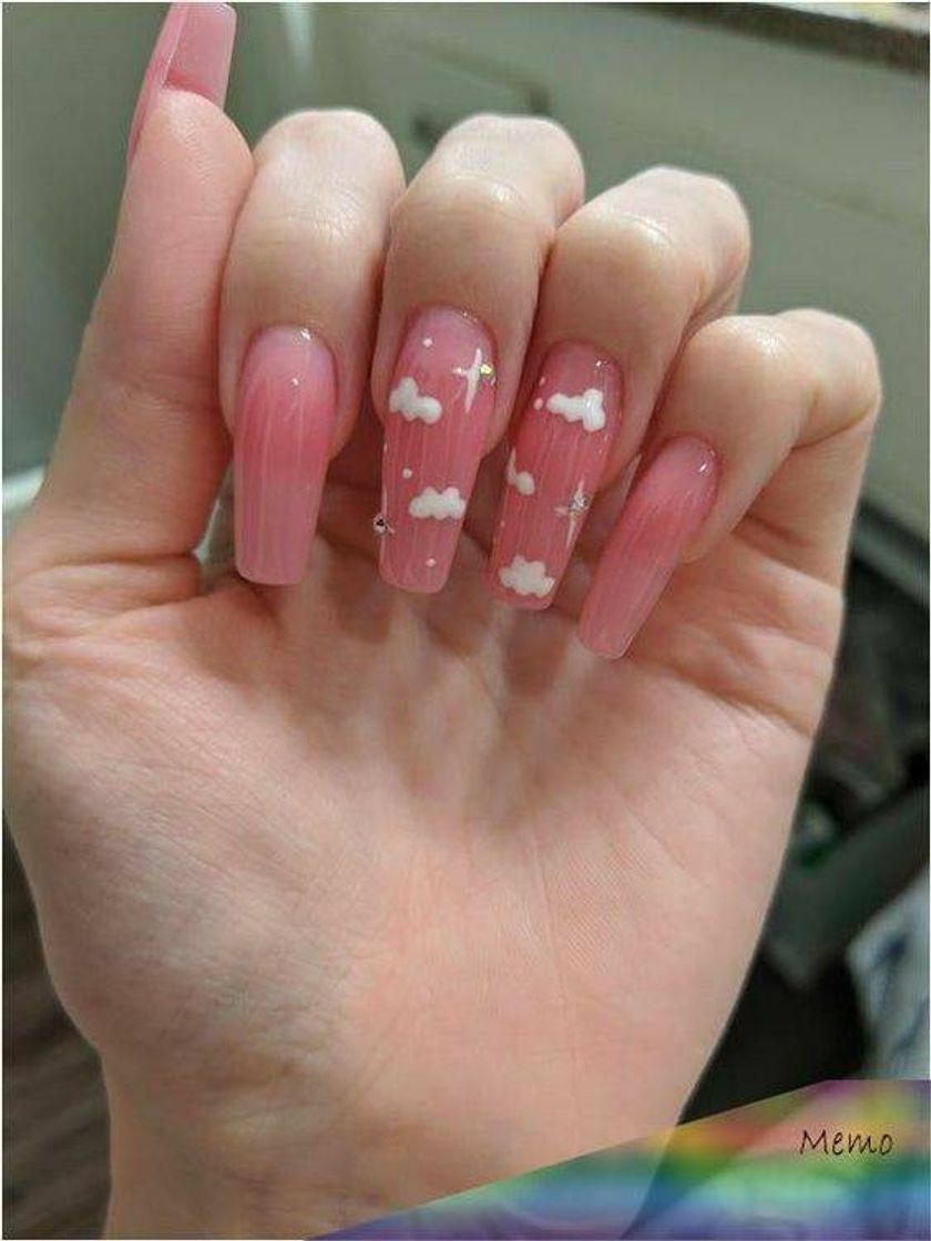 Moda unhas rosas com nuvens