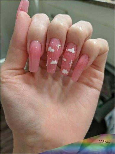 unhas rosas com nuvens