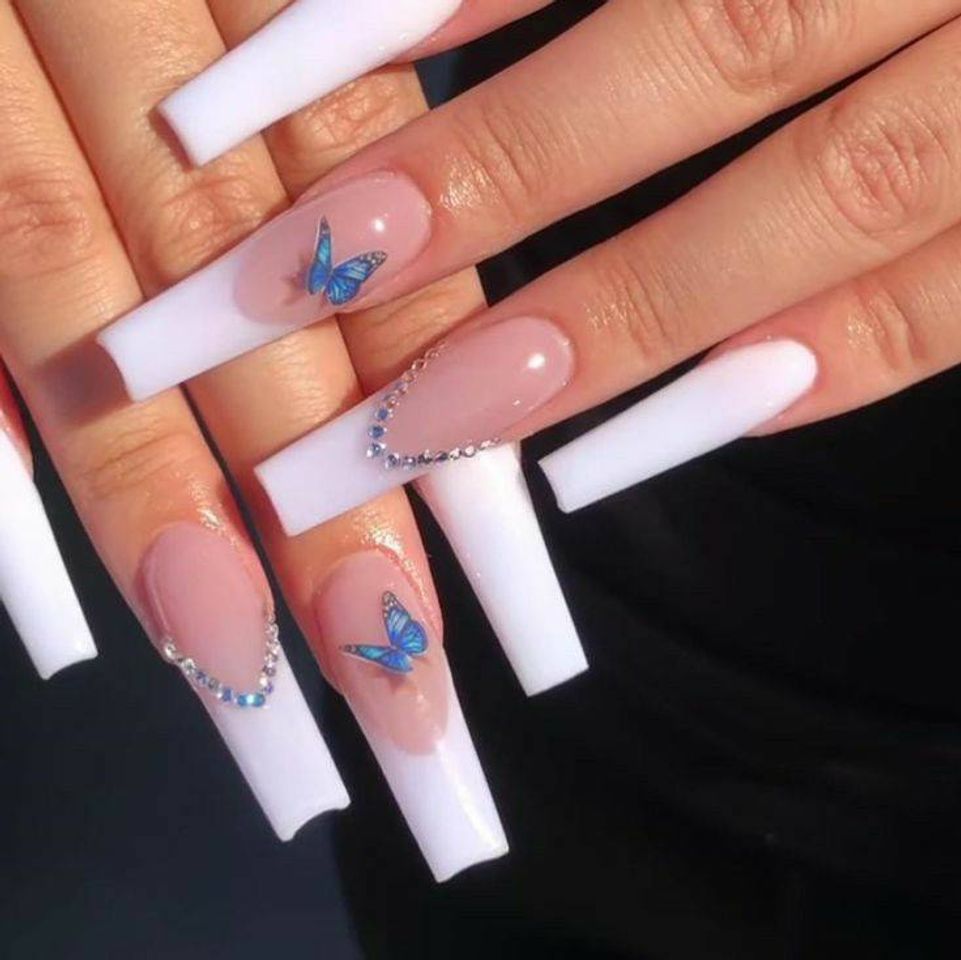 Moda unhas brancas com borboleta 