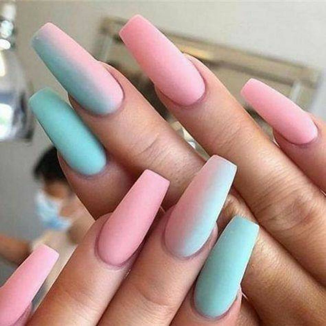 Moda unhas de tons pastéis 