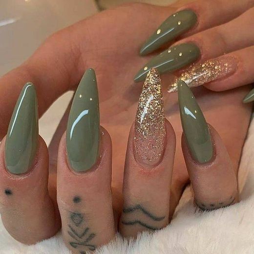 unhas verdes e com brilho 