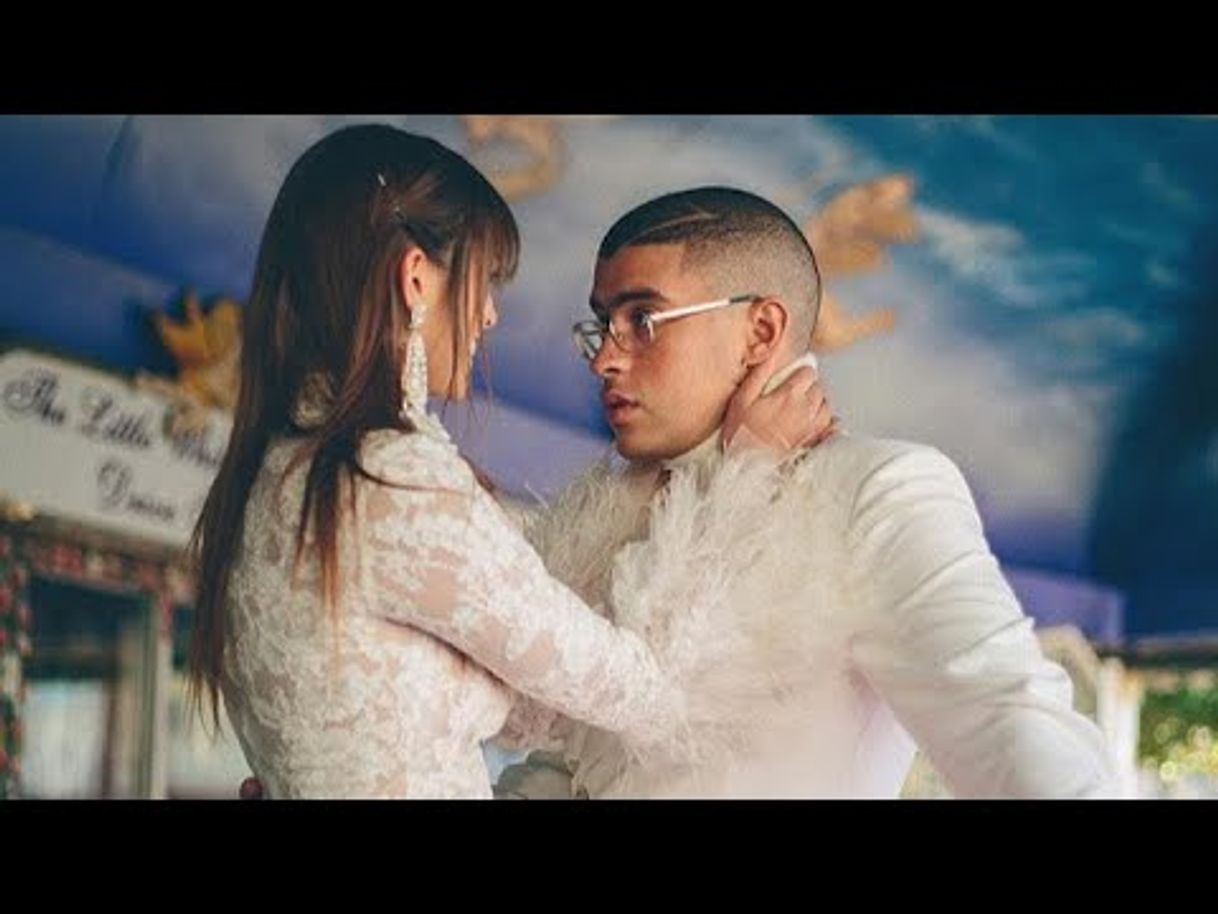 Moda Si Estuviésemos Juntos - Bad Bunny ( Video Oficial ) - YouTube