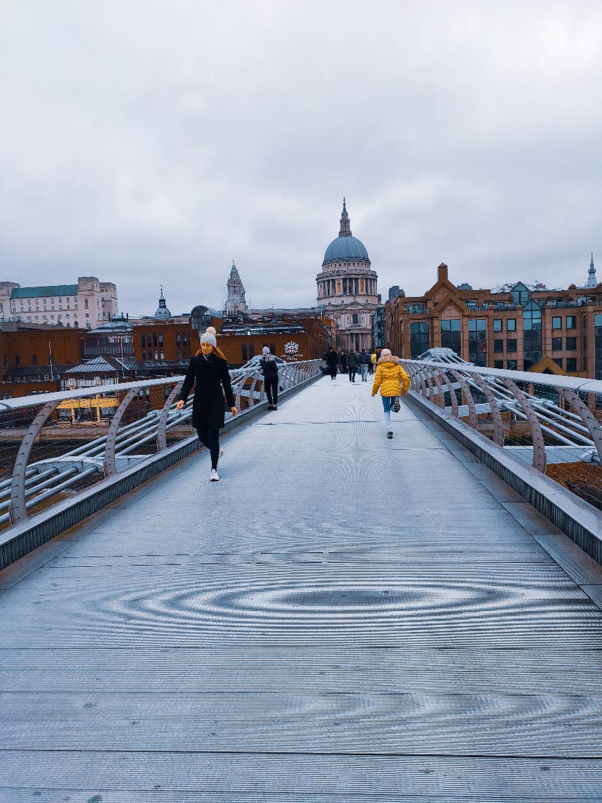 Place Millennium Bridge