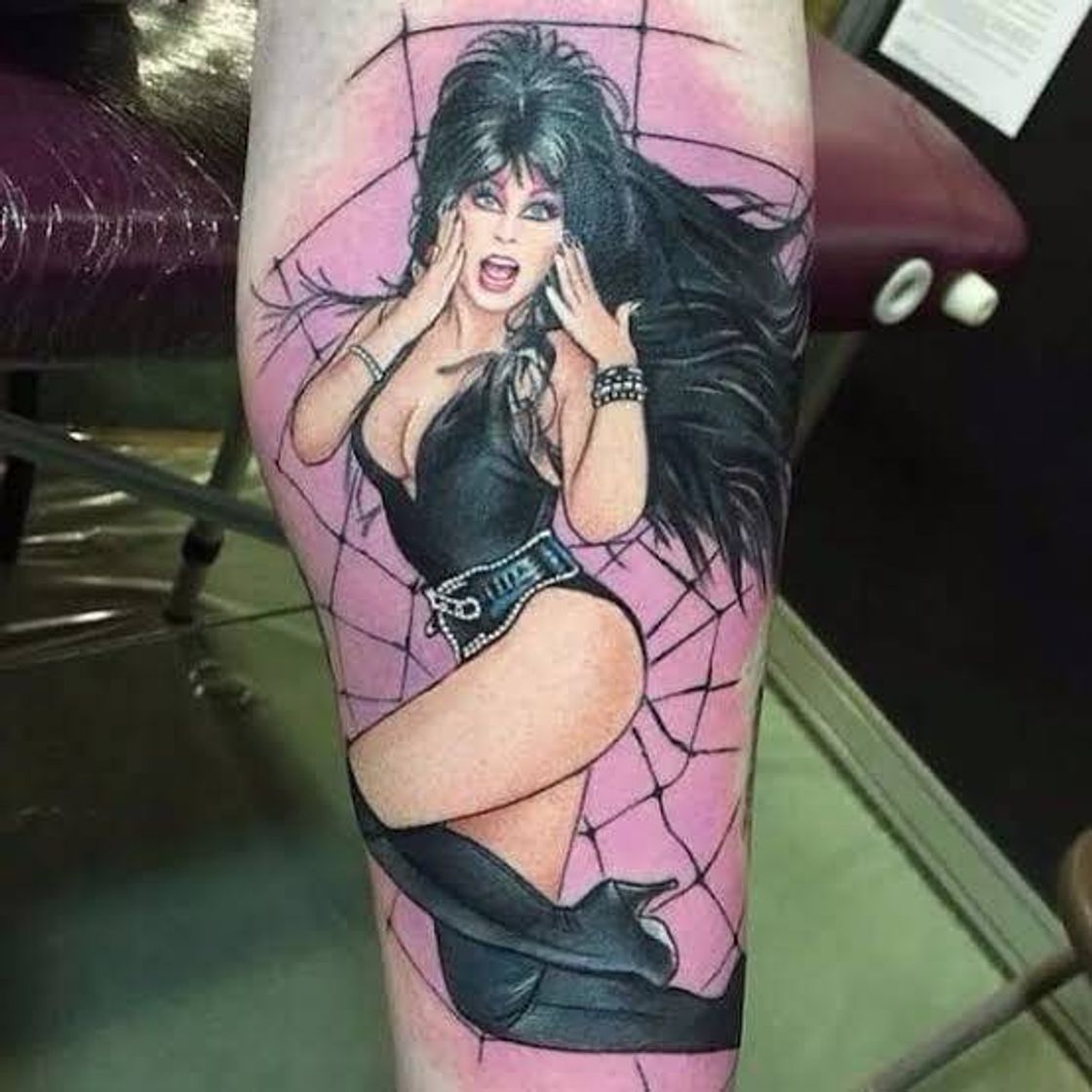 Moda Tatuagem Elvira, a rainha das trevas.