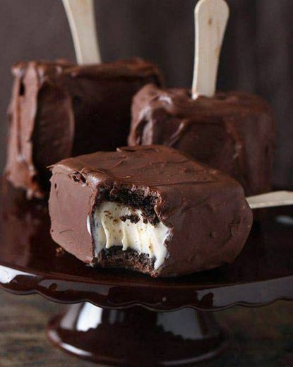 Brownie de chocolate com recheio de sorvete
