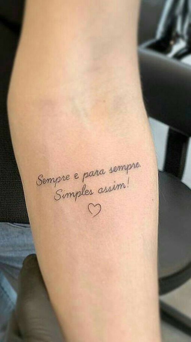 Moda Tatuagem com frase simples e bonita.