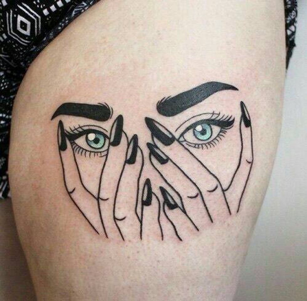 Moda Tatuagem de mulher, olhos e unhas. Linda 👌