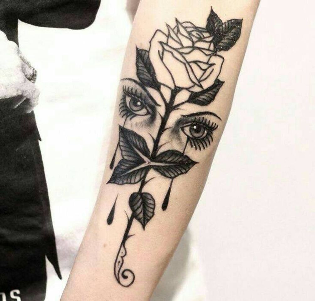 Social Tatuagem pra se inspirar. Uma Rosa 🌹 e olhos .