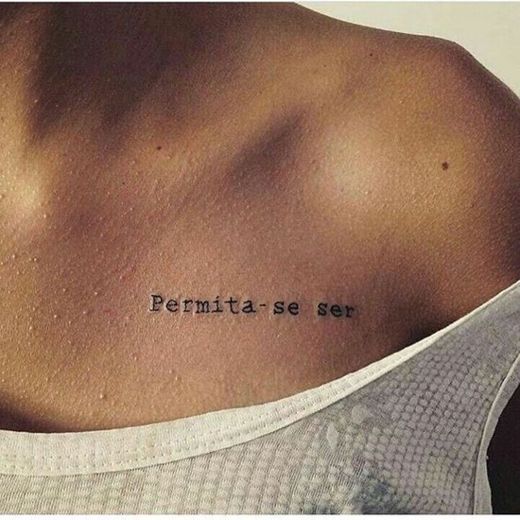 Tatuagem a cima do peito