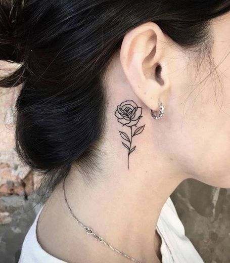 Tatuagem de rosa perto da orelha