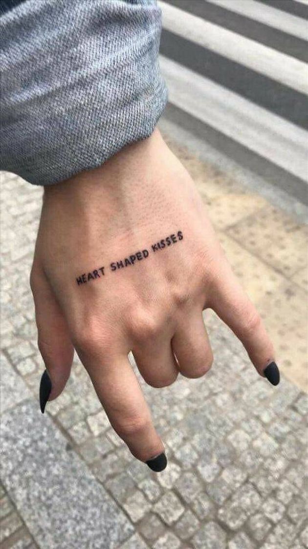 Moda tattoo na mão 