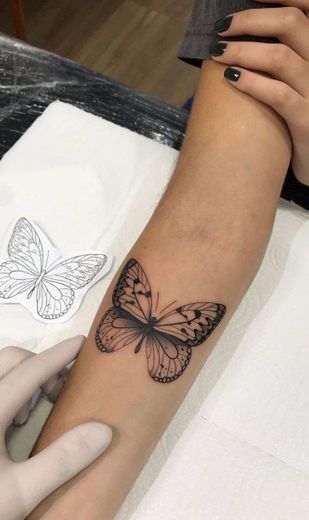 Tatuagem borboleta delicada