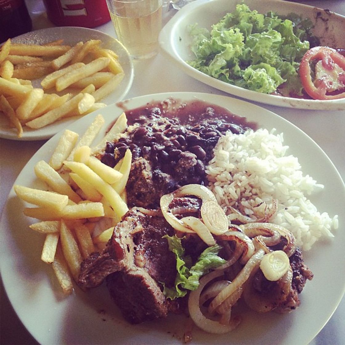 Arroz,feijão , bife , batata frita e salada.