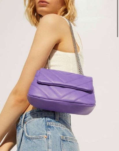 Bolso acolchado violeta con cadena 