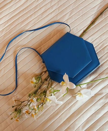 Bolsa vintage hexagonal em lindo tom de azul royal