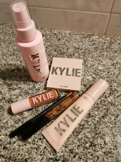 Kylie Jenner - Neceser de maquillaje