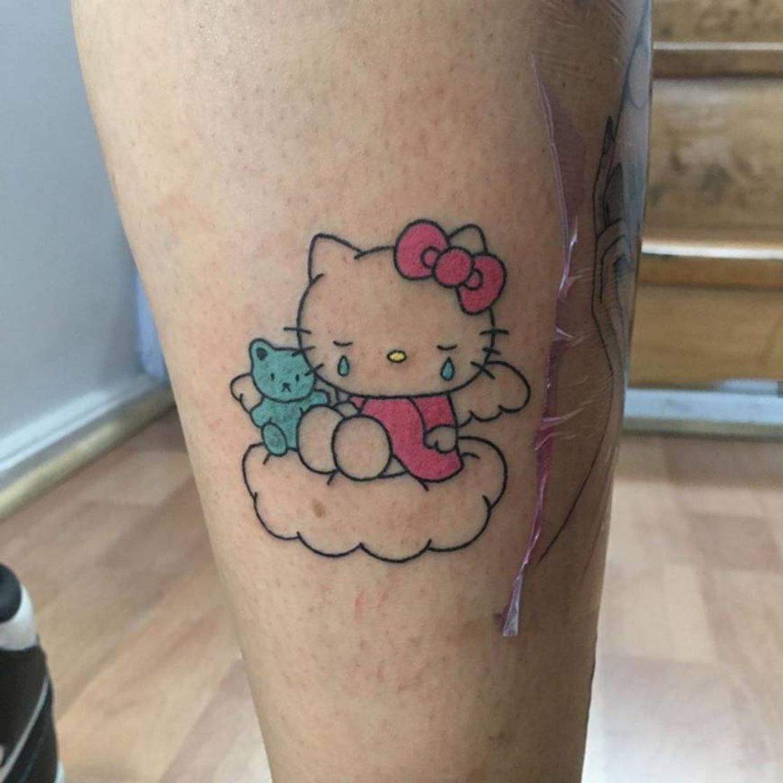 Moda tatuaje hermoso de hello kitty por @malditacalma 