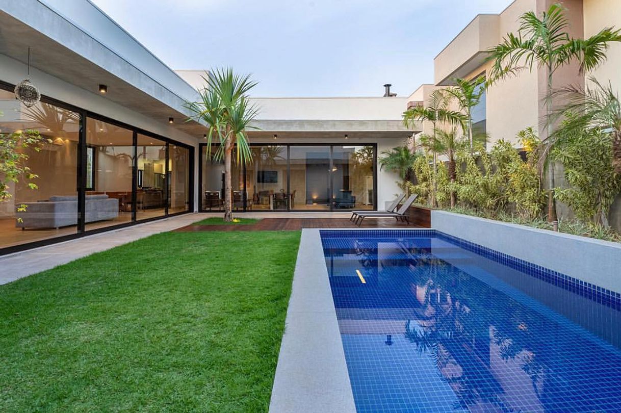 Jardim com piscina 🏊‍♀️ 