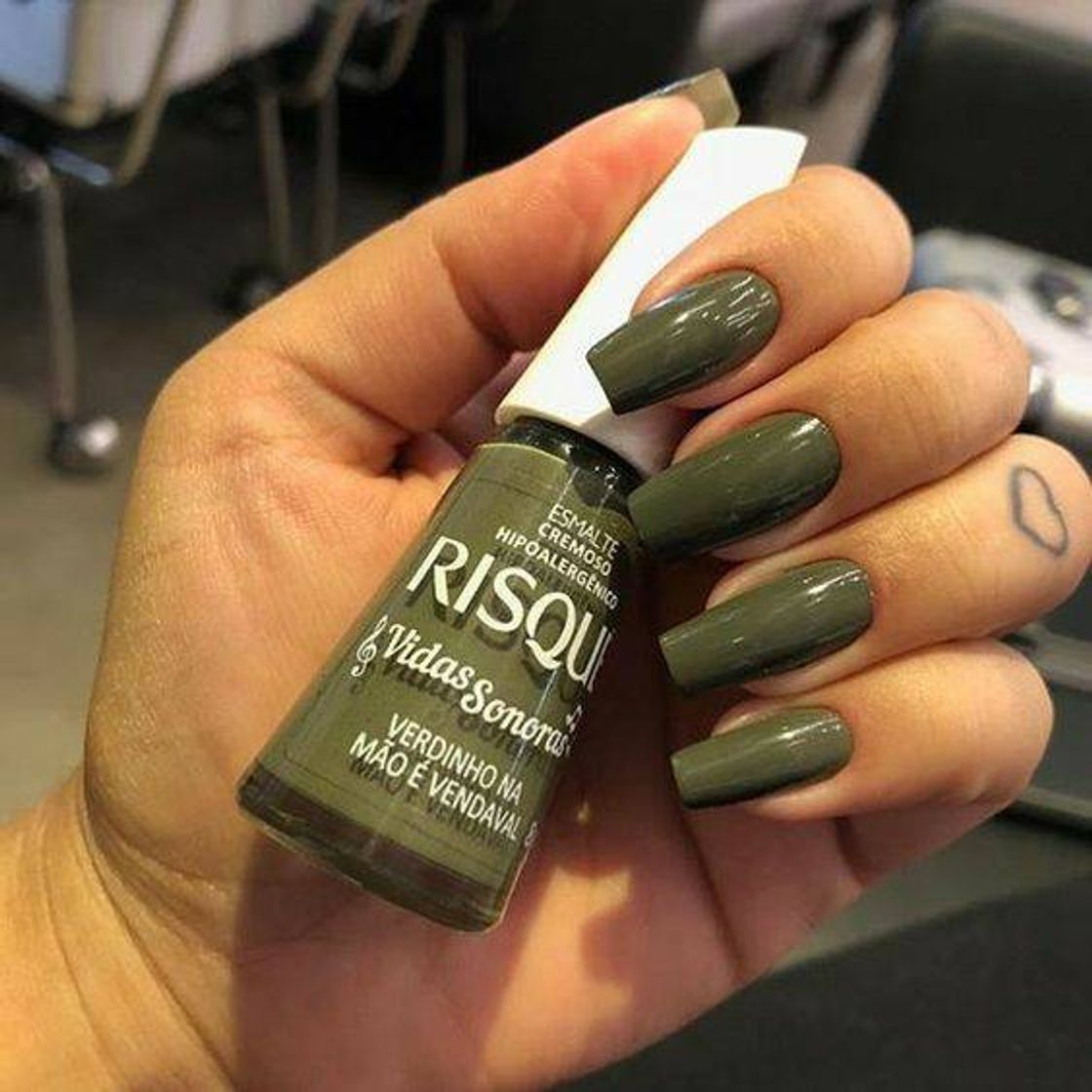 Moda Unhas em verde militar