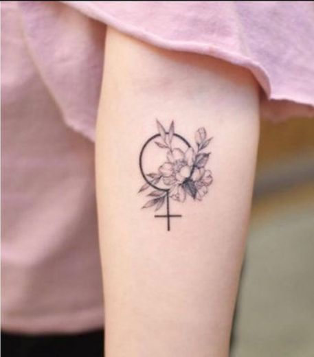 Tatuagem feminina símbolo feminino e flores