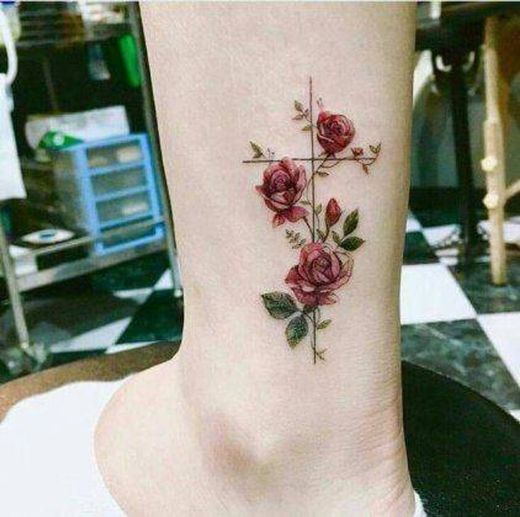 Tatuagem- Cruz com rosas feminina