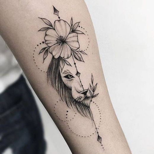 Tatuagem feminino de leão com flor