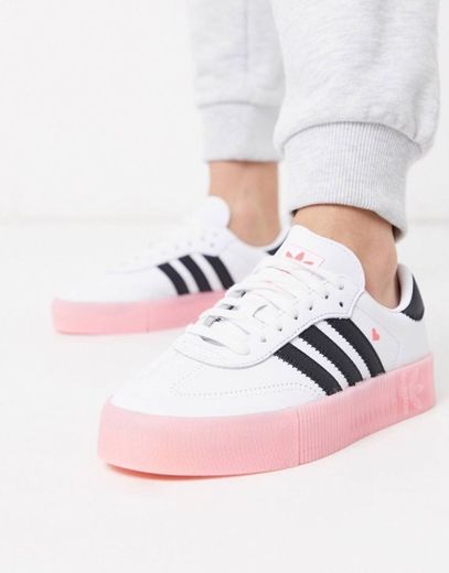 Zapatillas blancas con detalle de corazón 