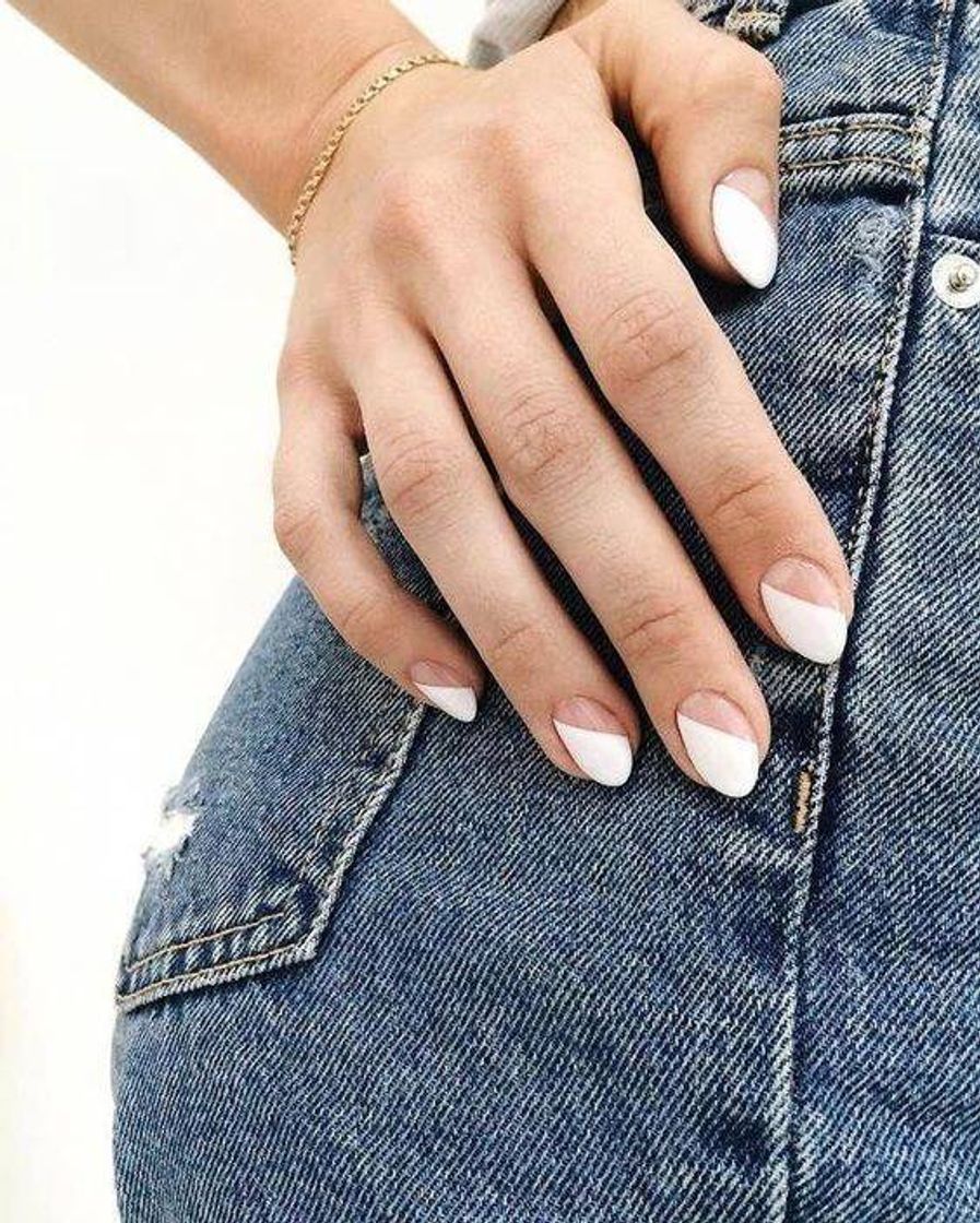 Moda White nails