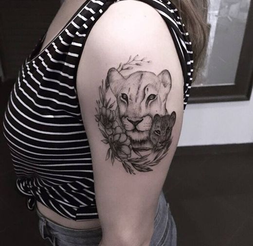 tatuagem leoa e filhote 